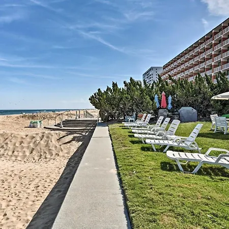 Virginia Beach Studio With Balcony And Pool View!